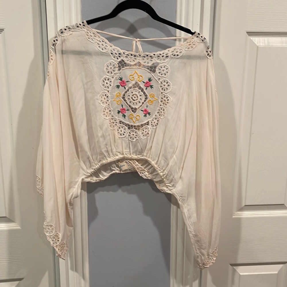 FILLYBOO BACKLESS CROPPED EMBROIDERED CUTWORK TOP BLOUSE ANGEL SLEEVES